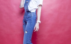 他趴在她两腿之间疯狂的吻她